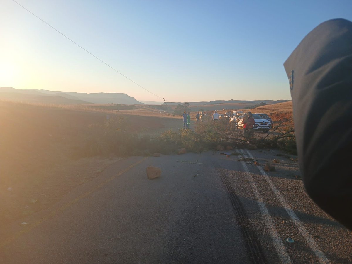 lnnocent191535's tweet photo. π¨ EC - R58 CLOSED
Protest action on R58 Ngcobo β Cala/Elliot. Road closed at Zadungeni. Avoid area + expect delays.
#R58 #Ngcobo
#Cala #Elliot
#EC_TrafficAlert https://t.co/bBJ6MyH3Sj