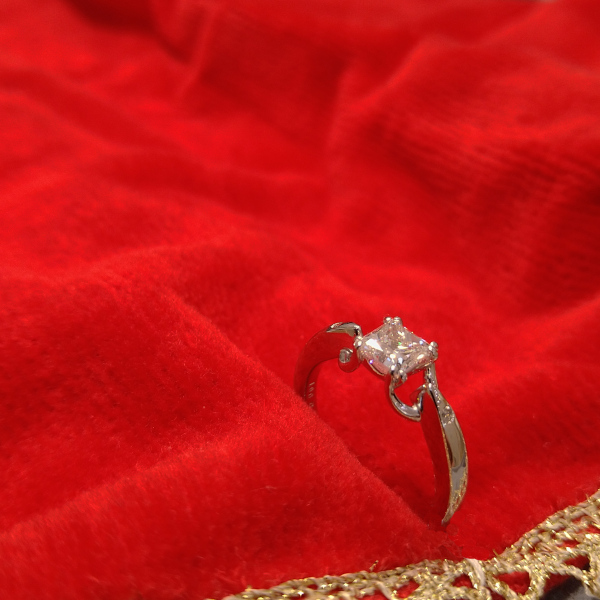 MAEBARA_LAPIA's tweet photo. ただいま開催中のジュエリー買取＆リフォーム相談会は本日まで！査定無料ですのでお気軽にどうぞ！また好評のリフレッシュジュエリーの爆安っぷりも健在です！今の相場では贅沢すぎて作れなくなったデザインのジュエリーが、今の相場では考えられない値段で並んでおりますので是非ご覧ください＾＾ https://t.co/KGsAYsUDzd
