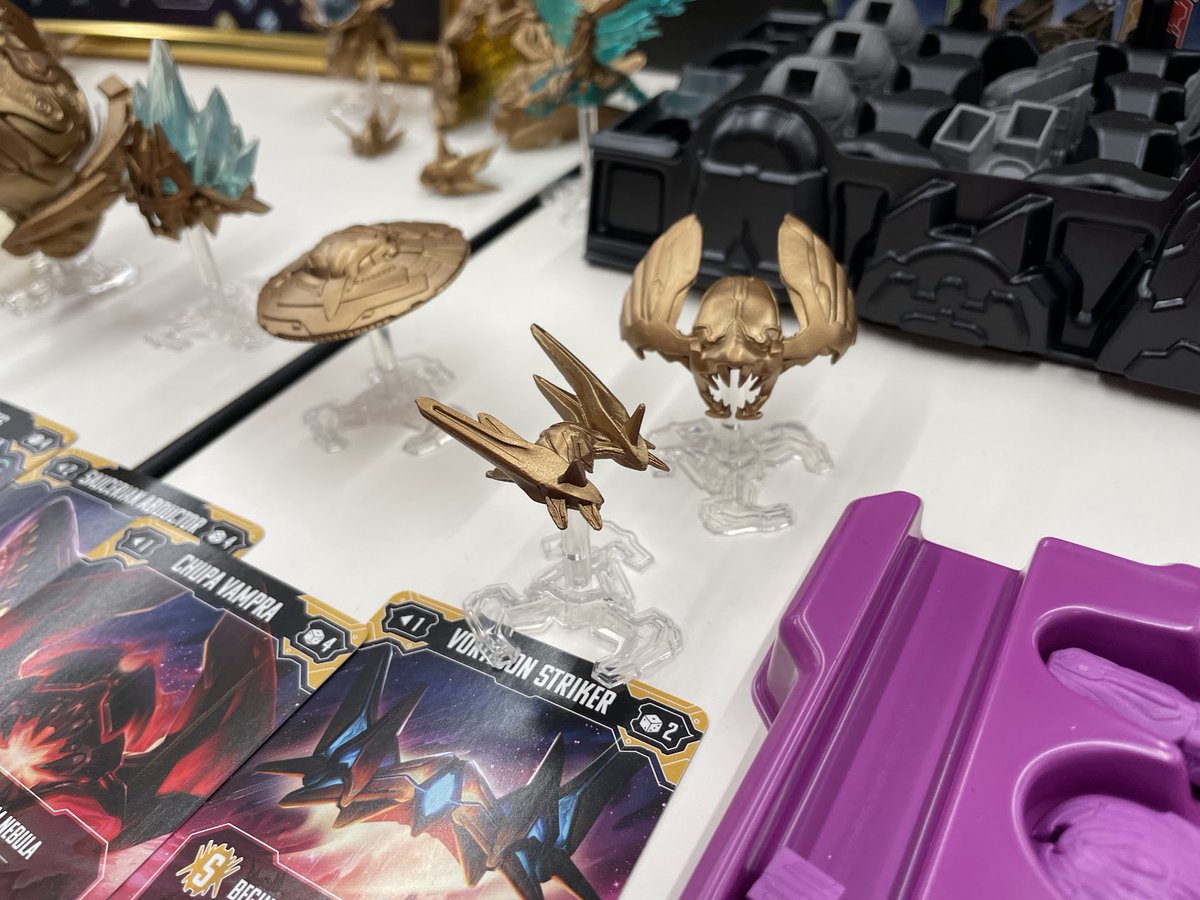 aritom's tweet photo. Andromeda's Edge (アンドロメダズエッジ) at #超新作体験会

CMON Japanから夏にクラウドファンディング予定のゲーム。

フィギュア盛々のいかにも物理的にも内容的にも重そうなゲーム、と思いきやアクションは大きく下の２つで、想像していたよりは重く感じなかった。
- 宇宙船を出撃させて、配置した場所の効果を発動。場合によっては戦闘
- 宇宙船を帰還させて、自分のステーションのモジュールを起動

あと面白いと感じた点は、以下のようなところ
- フリーアクションで使えるカードの効果が結構派手（ここは賛否両論ありそう）
- 戦闘で負けても宇宙船は壊れるだけで修理すればまた使えるし、救済措置で素材もらえたりする（どの素材もらえるかも配置するトークンによって変更可能）。
- ステーションに追加するモジュールの種類やトラック数も豊富でいろんな戦略が試せそう

値段も凄そうだけど欲しいなー