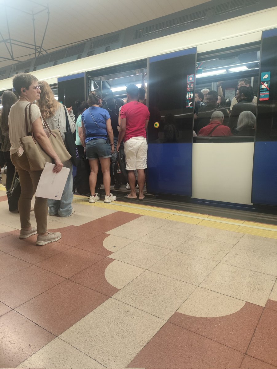 fifa_82's tweet photo. @metro_madrid  asi da gusto... Y llevamos 3, en la estación de Vinateros. https://t.co/ch0DzQBBqV