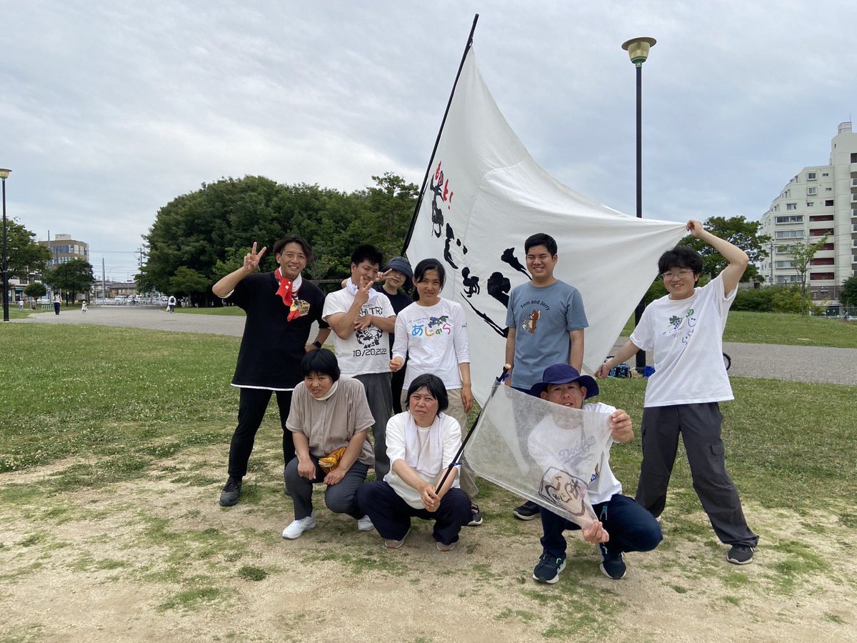 mottoajura's tweet photo. 【もっと！あじゅら練習】

6月31日（日）は、練習日でした！！

この日は、「達磨-DaLuMa-」代表のタケシさんに来ていただいて、一緒に総踊りや「もっと！あじゅら」の演舞練習を行いました。🍇🍷

遠くまで来て下さりありがとうございます！
#もっとあじゅら #達磨 #よさこい #練習風景 https://t.co/rlI0uTFixR