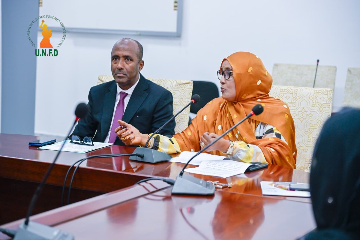 UNFDJ's tweet photo. Clôture de la campagne de dépistage visuel des apprenantes et apprenants malvoyants du Programme National d’Alphabétisation

📍 Lieu : Siège de l’Union Nationale des Femmes Djiboutiennes (UNFD)
📅 Date : jeudi 21 mai 2026

 L’Union Nationale des Femmes Djiboutiennes (UNFD) a abrité la cérémonie de clôture de la campagne de dépistage visuel organisée dans le cadre du Programme National d’Alphabétisation, en partenariat avec le Ministère de la Santé.

Cette initiative a été lancée à la suite du constat de nombreuses difficultés visuelles rencontrées par les apprenantes dans les centres d’alphabétisation de Djibouti-ville, notamment pour la lecture des supports pédagogiques et du tableau. Afin de répondre à ce besoin, une opération de dépistage a été organisée du 3 au 18 mai 2026 dans les locaux de l’UNFD.

Au total, 303 apprenantes ont été sélectionnées pour la consultation et plus de 270 ont bénéficié d’un dépistage, d’une prise en charge médicale ou d’une orientation vers des structures spécialisées. Les cas les plus préoccupants ont été référés vers les centres hospitaliers de Djibouti pour un suivi approprié.

La cérémonie s’est déroulée en présence de la Secrétaire générale de l’UNFD, Madame Fatouma Abdi Moussa, et du Secrétaire général du Ministère de la Santé, Monsieur Mohamed Ali Mohamed. À cette occasion, les deux responsables ont salué les résultats de cette campagne et souligné l’importance de renforcer les actions conjointes en faveur de la santé et de l’éducation.

À travers cette initiative, l’UNFD et le Ministère de la Santé réaffirment leur engagement à soutenir les apprenantes les plus vulnérables et à promouvoir un meilleur accès aux soins et à l’éducation, aussi bien dans la capitale que dans les régions de l’intérieur du pays.