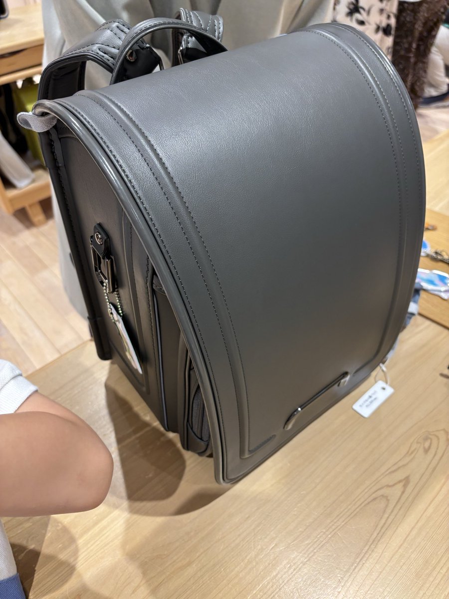 asterion_910's tweet photo. 息子と遊びに行った箕面の小川で特別天然記念物のオオサンショウウオと出会った。
動物大好きな息子もちゃんと心得ていて、近寄らず少し離れて観察してました。
その後グランフロントまでランドセル買いに行ったんだけど、選んだ色のチョイスがめちゃくちゃカッコイイ。
パパのテスラと同じ色だって☺️ https://t.co/aHYJVgUYRJ