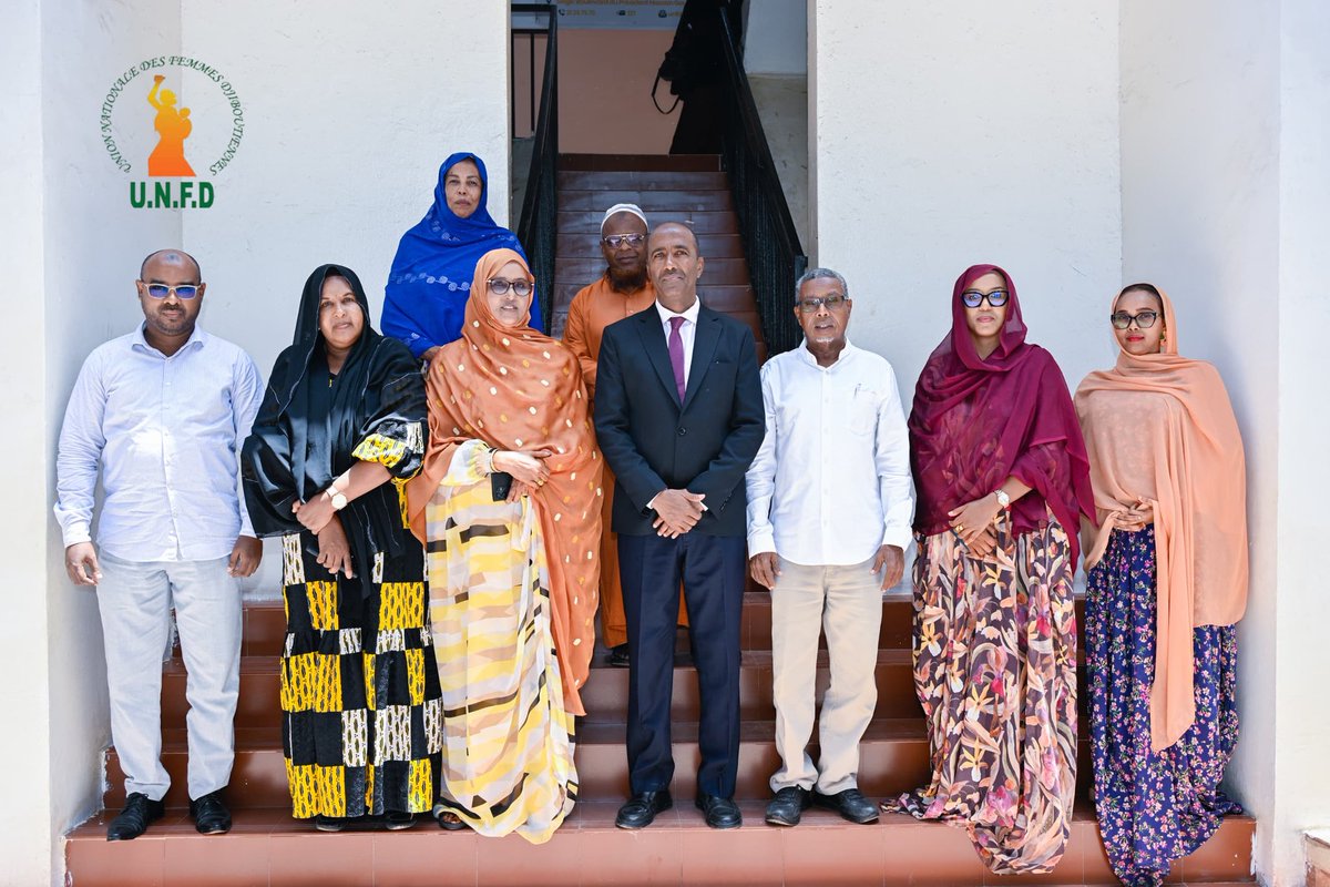 UNFDJ's tweet photo. Clôture de la campagne de dépistage visuel des apprenantes et apprenants malvoyants du Programme National d’Alphabétisation

📍 Lieu : Siège de l’Union Nationale des Femmes Djiboutiennes (UNFD)
📅 Date : jeudi 21 mai 2026

 L’Union Nationale des Femmes Djiboutiennes (UNFD) a abrité la cérémonie de clôture de la campagne de dépistage visuel organisée dans le cadre du Programme National d’Alphabétisation, en partenariat avec le Ministère de la Santé.

Cette initiative a été lancée à la suite du constat de nombreuses difficultés visuelles rencontrées par les apprenantes dans les centres d’alphabétisation de Djibouti-ville, notamment pour la lecture des supports pédagogiques et du tableau. Afin de répondre à ce besoin, une opération de dépistage a été organisée du 3 au 18 mai 2026 dans les locaux de l’UNFD.

Au total, 303 apprenantes ont été sélectionnées pour la consultation et plus de 270 ont bénéficié d’un dépistage, d’une prise en charge médicale ou d’une orientation vers des structures spécialisées. Les cas les plus préoccupants ont été référés vers les centres hospitaliers de Djibouti pour un suivi approprié.

La cérémonie s’est déroulée en présence de la Secrétaire générale de l’UNFD, Madame Fatouma Abdi Moussa, et du Secrétaire général du Ministère de la Santé, Monsieur Mohamed Ali Mohamed. À cette occasion, les deux responsables ont salué les résultats de cette campagne et souligné l’importance de renforcer les actions conjointes en faveur de la santé et de l’éducation.

À travers cette initiative, l’UNFD et le Ministère de la Santé réaffirment leur engagement à soutenir les apprenantes les plus vulnérables et à promouvoir un meilleur accès aux soins et à l’éducation, aussi bien dans la capitale que dans les régions de l’intérieur du pays.