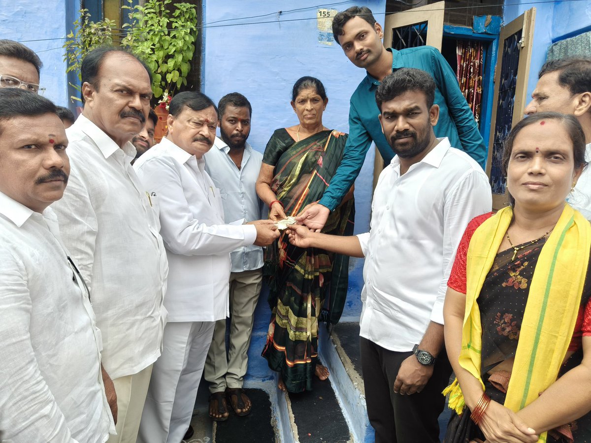 BKP_offical's tweet photo. ధర్మవరం పట్టణంలో ఎన్టీఆర్ భరోసా పెన్షన్( పేదల సేవలో ప్రభుత్వం) పంపిణీ కార్యక్రమంలో పాల్గొనడం జరిగింది https://t.co/A9h093KvJZ