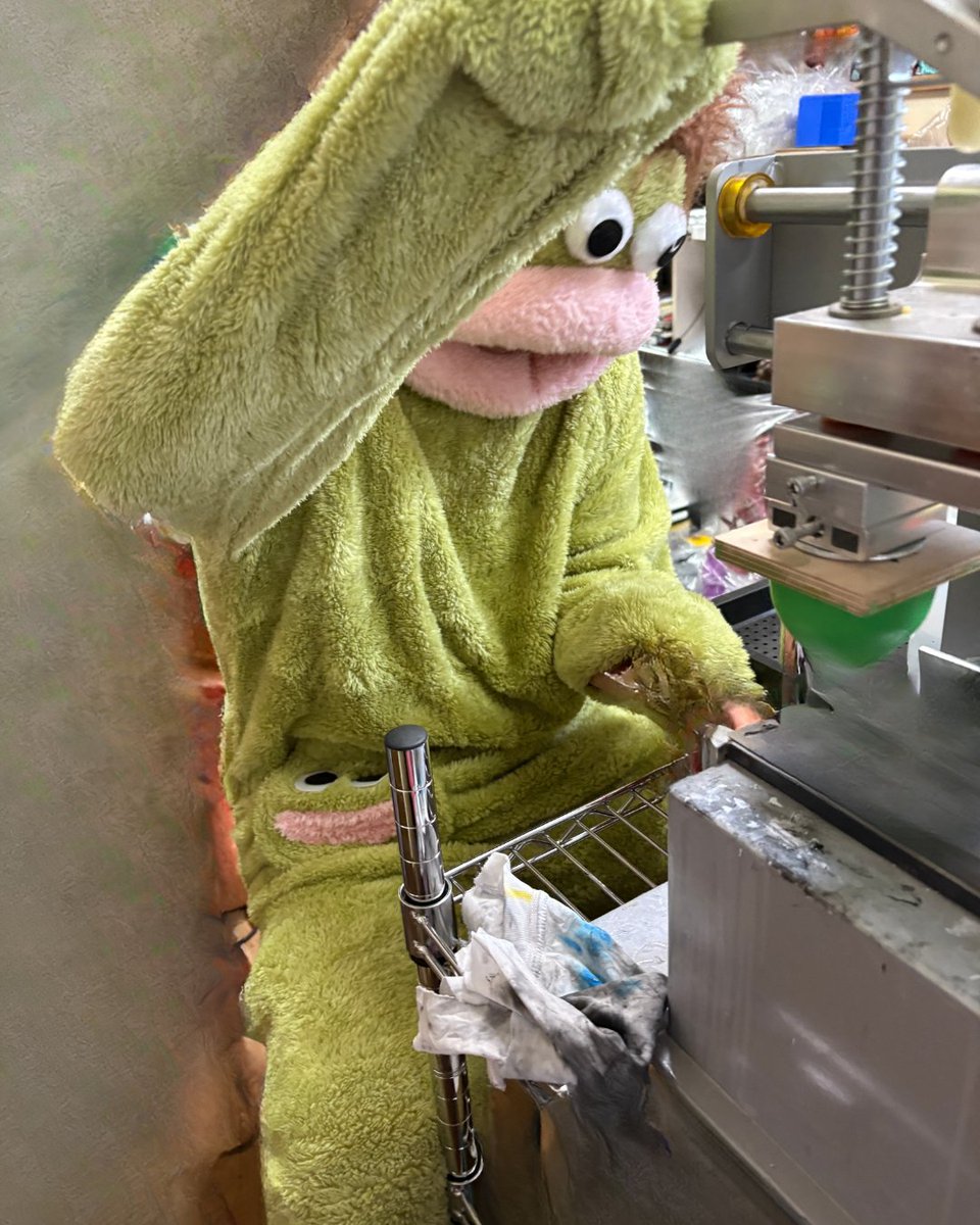 sofviemby's tweet photo. 働くバケモノ。 どうやらこの仕事を気に入ったようだ。 https://t.co/iaP8Pd86PT