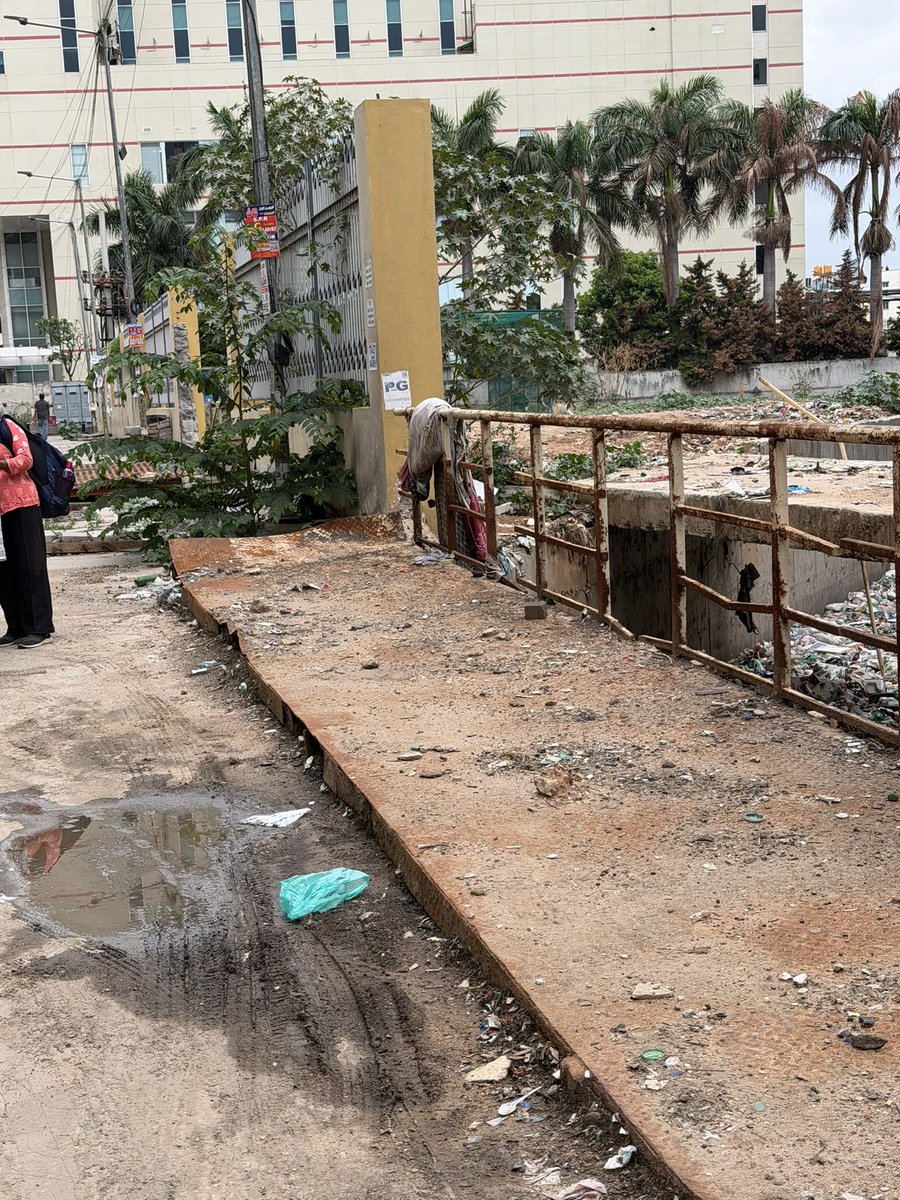 vvkamath's tweet photo. @GBA_office #1KmChallenge is very welcome especially when it’s towards a @OfficialBMRCL metro station. But with footpaths like this,right opposite Hongasandra station, what do you expect people to do? @comm_blr_south @DKShivakumar #bengalurufootpaths #allowmetowalk https://t.co/nDSjmgeDWL