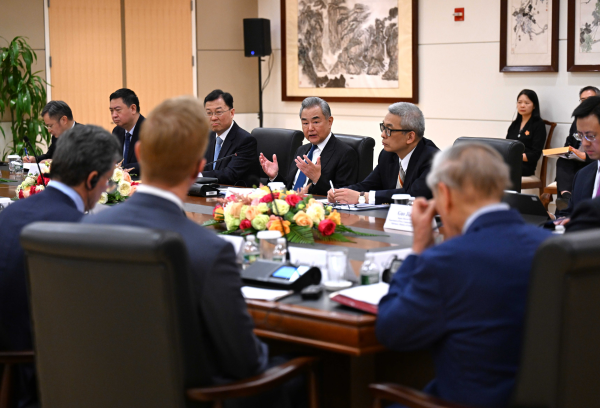 ChenMingjian_CN's tweet photo. H.E. Wang Yi, Member of the Political Bureau of the CPC Central Committee and Foreign Minister, held discussions with representatives from U.S. strategic and business communities. He said that the Chinese and U.S. presidents held a historic meeting in Beijing, where they had candid, in-depth, constructive and strategic communication on major issues concerning China-U.S. relations and world peace and development, and reached a series of important common understandings. To ensure a sound China-U.S. relationship, the two sides need to meet each other halfway, effectively manage differences, lengthen the list of cooperation and shorten the list of problems.