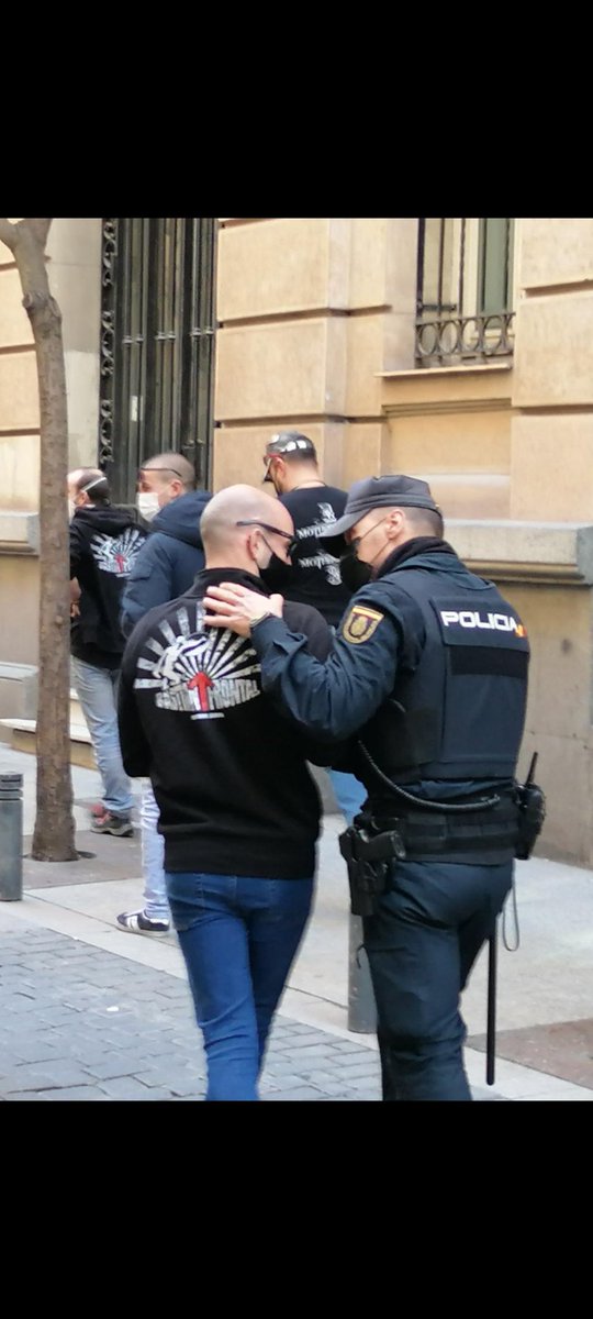 Vayapintatiene's tweet photo. @APoliciah50 Salvo si eres un nazi, Esperanza Aguirre o los Vito Q. de turno. ¿Es así? https://t.co/SVc4wOkQVQ