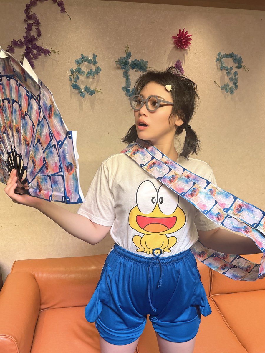 tena_1013sub's tweet photo. 千秋楽、お花やタスキチップ、扇チップまで
本当にありがとうございました😭💖
このボサボサの髪の毛も、よく分からないTシャツも絶対ずっと履き続けてるジャージも、
ダサメガネも全部が本当に愛おしい…🥹💓
#EROFISH https://t.co/D0r74oxv1d