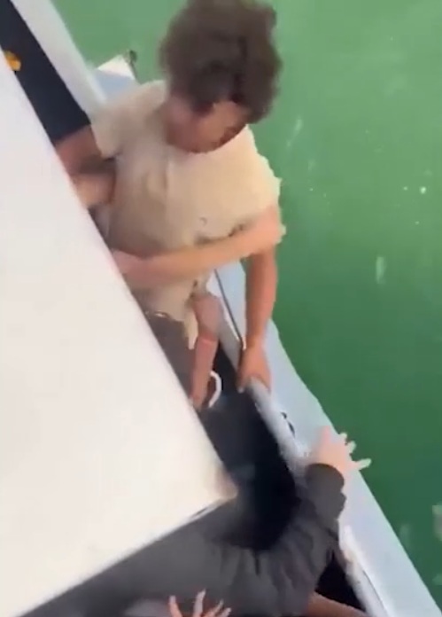gbbbsjp's tweet photo. 【コロンビア】パーティー船から転落した22歳男性死亡　乱闘映像公開で真相解明へ - https://t.co/9vVfN0ACN2 https://t.co/yH1hoxKj8f