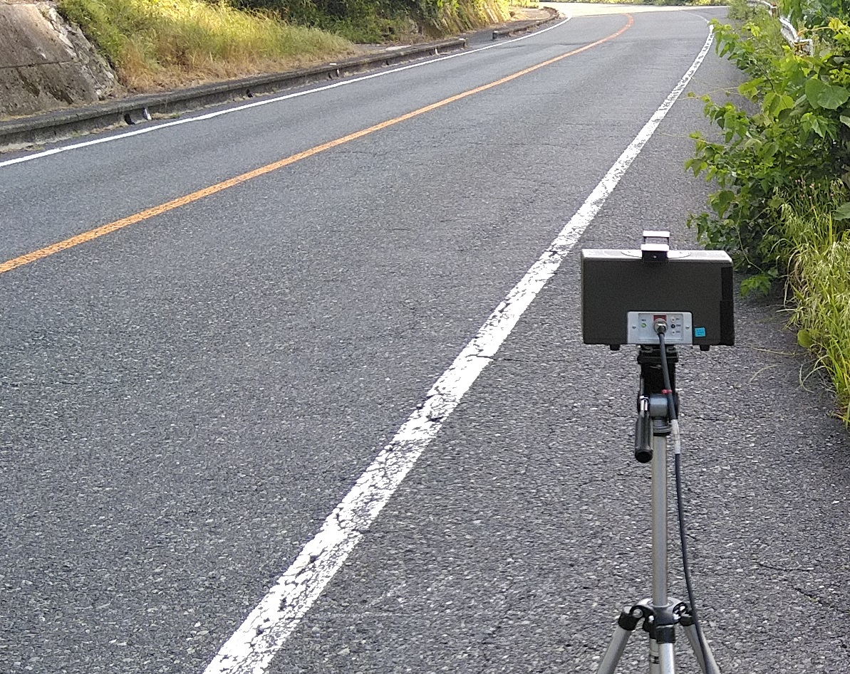 okayama_police's tweet photo. 【交通機動隊・高梁警察署】
奥吉備街道で速度取締りをしています🚨
白バイも速度取締り装置も神出鬼没です。
一般道で30キロを超過する暴走運転をすると、一発免停です⚠️
制限速度の範囲内でドライブやツーリングを楽しんでください。 https://t.co/vYkZsVNGe3
