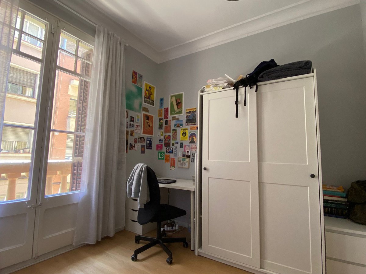 aggnesrpll's tweet photo. Hola! Si algu cerca pis a barcelona, tenim una habitació lliure a sa zona de poble sec. Esta molt ben comunicada i bé de preu, si voleu info me podeu enviar un missatge🌼
Per entrar de agost/septembre fins a gener/febrer (1r quatri)🪴 https://t.co/p51sjE7oGx