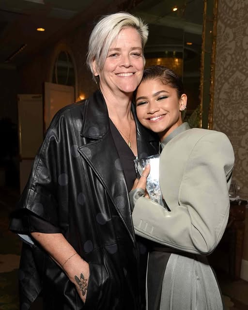 seriesemcena's tweet photo. Zendaya revelou em entrevista à ELLE que usou anéis da própria mãe em “Euphoria”. 

Segundo a atriz, sua mãe, Claire Stoermer, ajudou na construção do figurino de Rue e participou da definição de detalhes da personagem, incluindo acessórios usados em cena, como os anéis.

Zendaya também contou que mantém um arquivo pessoal com todas as roupas usadas por Rue ao longo das gravações da série.