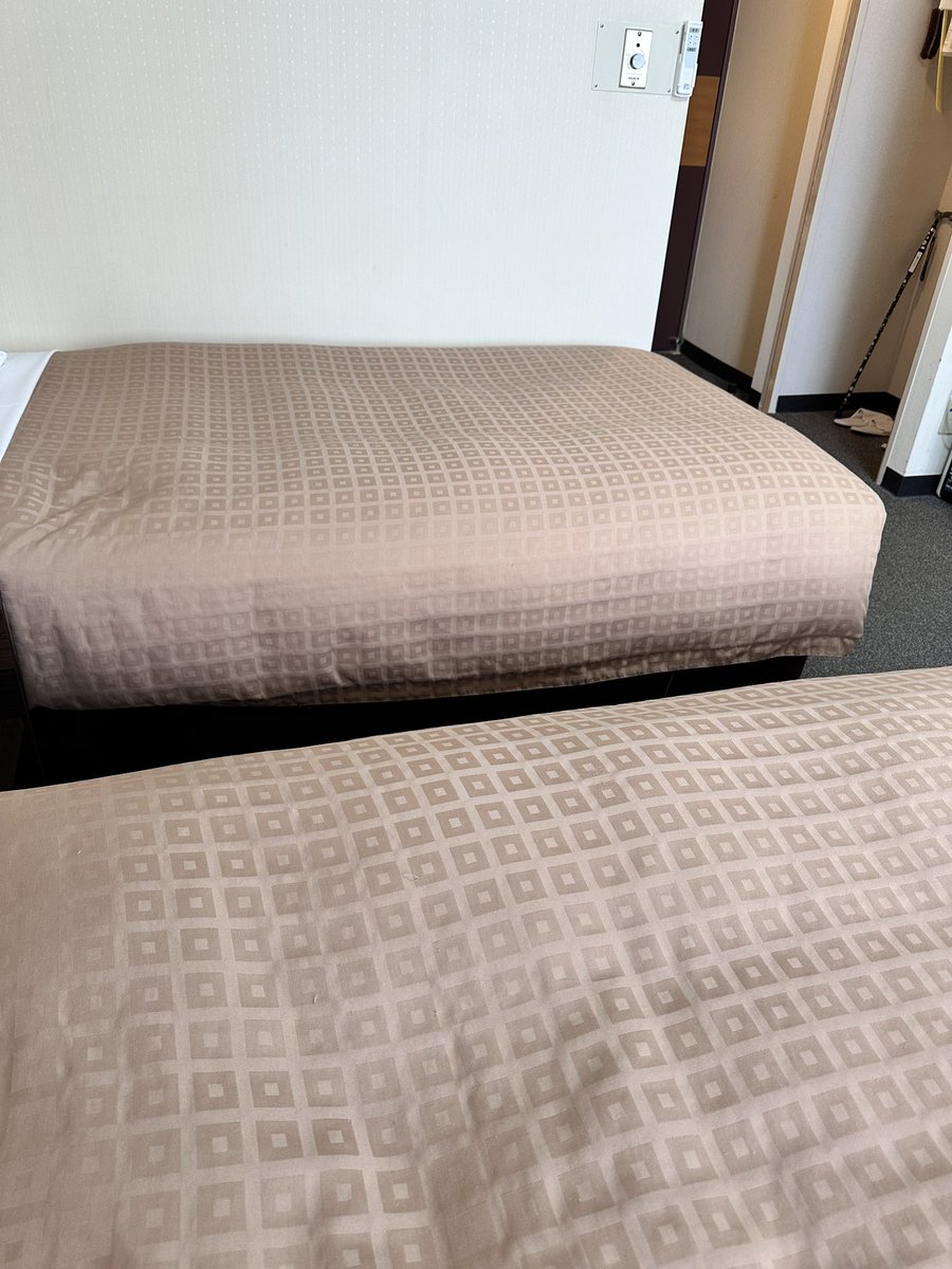 _ShiningFactory's tweet photo. お宿に着きました〜
1人なのに広い部屋で持て余しております💦 https://t.co/2wHCM5DmJs