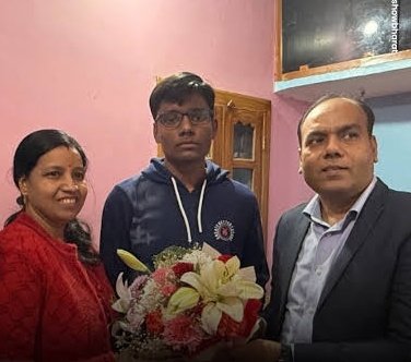 riskyyadav41's tweet photo. बिहार के गया जिले के शुभम कुमार राय ने IIT में ऑल इंडिया टॉप किया है।

तेजस्वी यादव ने 16 महीने में जो बिहार को कट्टे से निकालकर जो कलम की तरफ मोड़ा था उसी का परिणाम है।🔥 https://t.co/1p1fsk4JcU