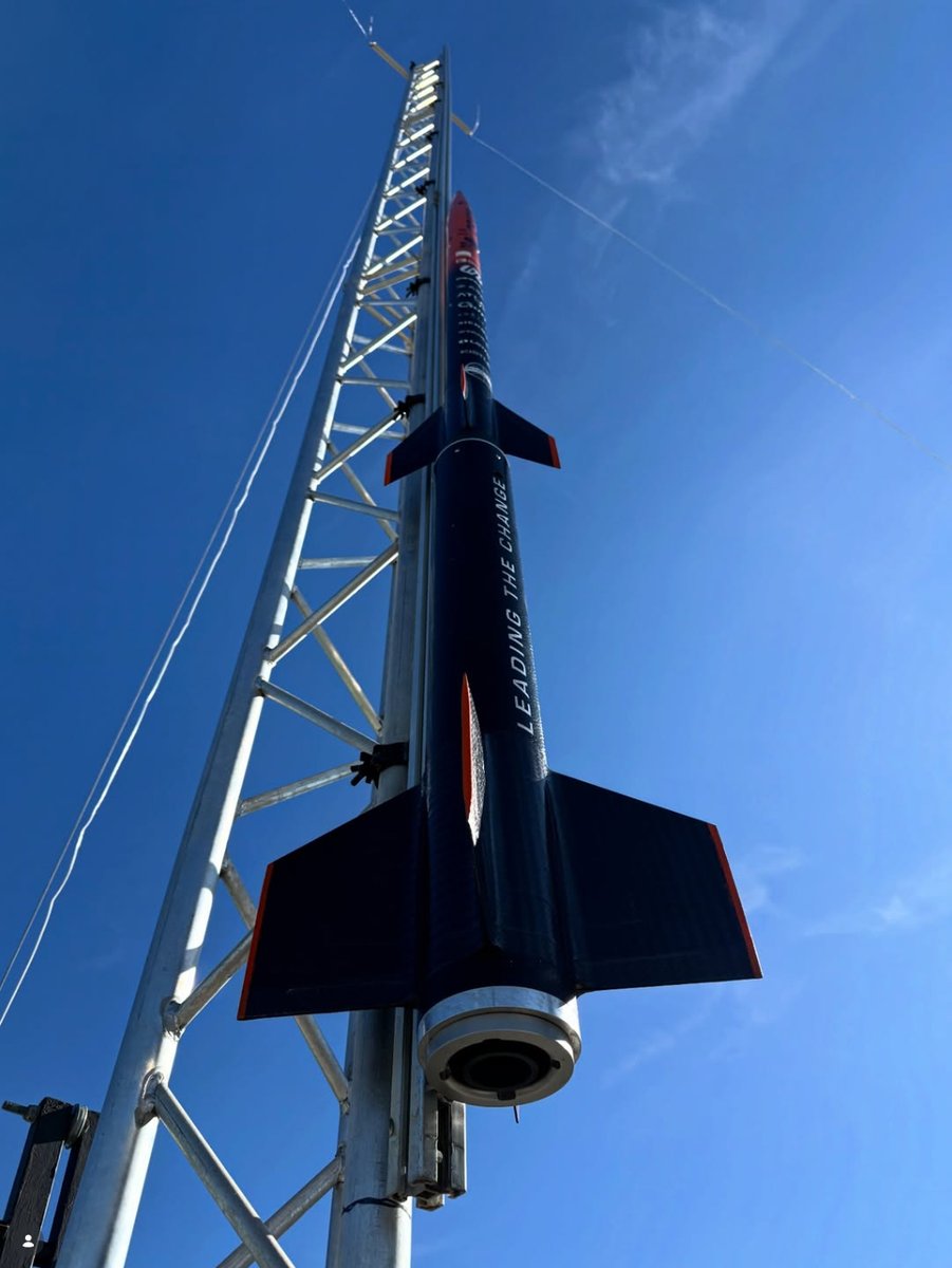 UPV's tweet photo. 🚀 @FaradayRocketry UPV hace historia!!

🌠 Supera el récord nacional amateur de lanzamiento con su cohete #Origin que llega a los 10,8 kilómetros de altura ➡️ https://t.co/euqkXZSZtI https://t.co/9UpbX1rWsb
