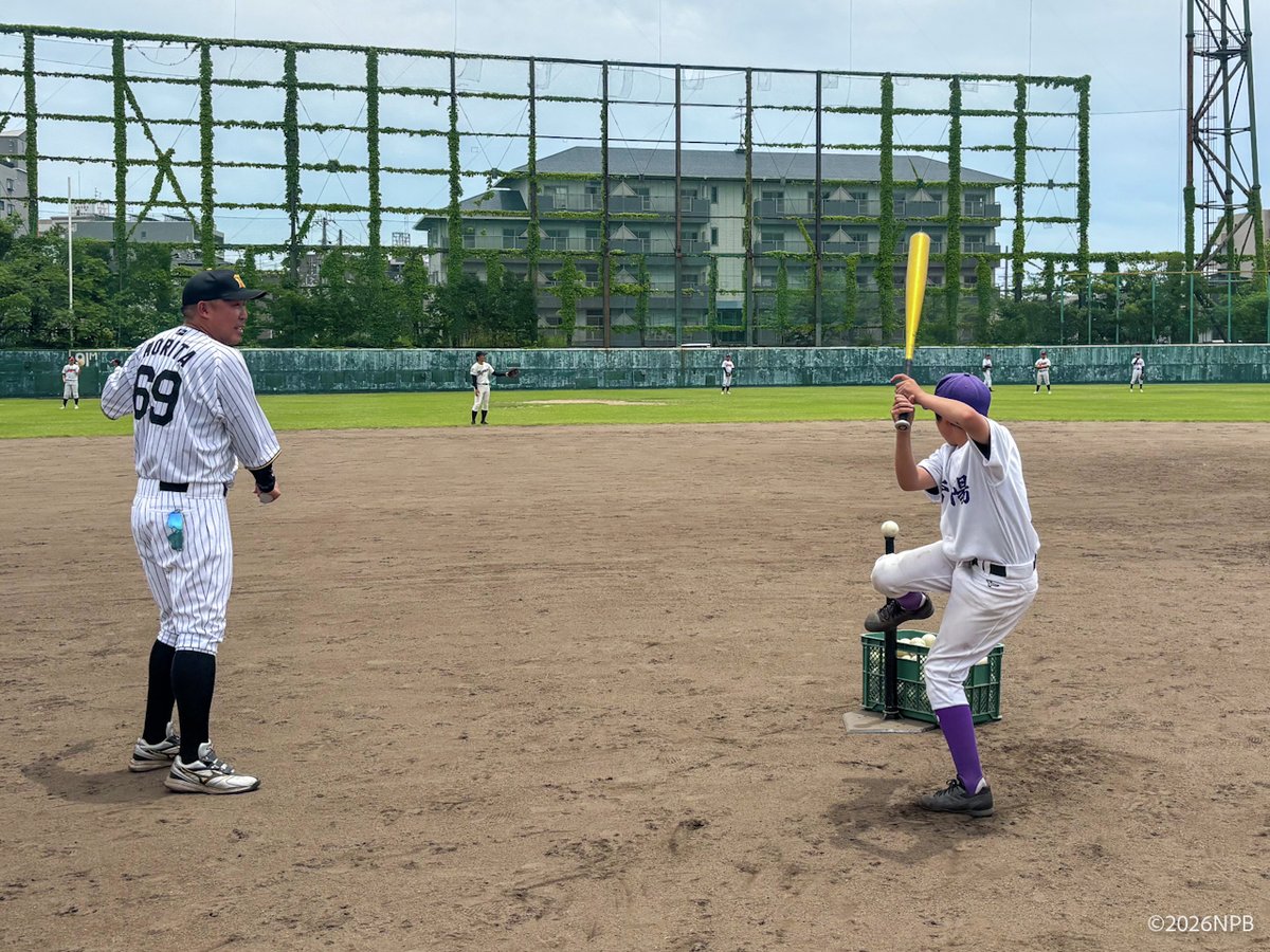 npb_bbpromotion's tweet photo. ꙳⸜中学野球クリニックin兵庫県西宮市⸝꙳
中学部活動の地域移行に対する支援活動として
市内の中学生を対象に選手のレベルアップを目指す講習会を開催⚾️✨

タイガースアカデミーコーチ
#森田一成 さん #望月惇志 さん
#兵庫三菱自動車 硬式野球部
#野波尚伸 監督
元 #三菱重工West 硬式野球部
#近久輝 さんが講師で参加しました🙌

🔽#中学野球クリニック とは？
🔗https://t.co/mpKqsYN9Qo
#NPB #プロ野球 #野球振興