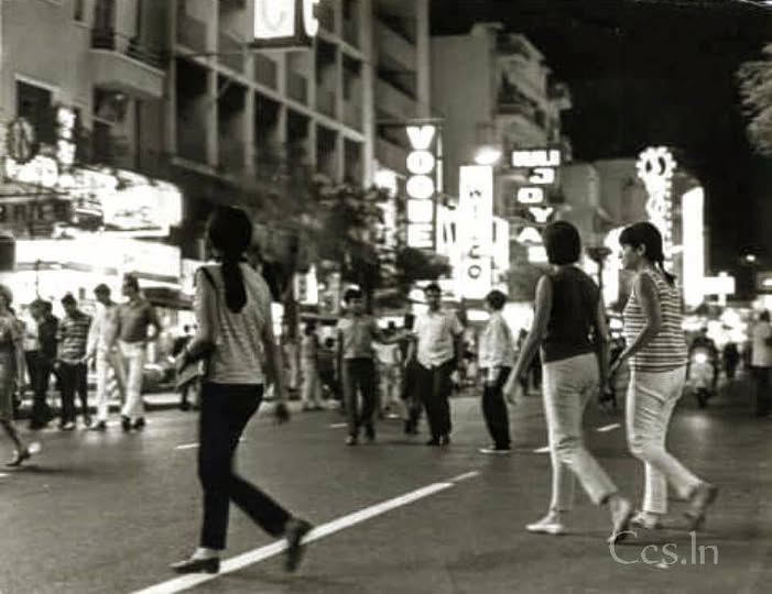 YosseCcs's tweet photo. Aquella Sabana Grande nocturna de los años 70. https://t.co/9k26MvLGXk