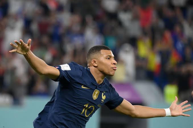 Fabrizo_km's tweet photo. 🚨🗣️ Carlo Ancelloti on kylian Mbappe: Kylian? Well, I think everyone knows his quality. I don't need to explain what kind of player he is because he has shown it for many years.

What has impressed me this season is his consistency. At Real Madrid, there is pressure every three days. You play important matches all the time, and he has handled that responsibility very well.

When a player arrives at a World Cup after a season like this, he arrives with confidence, rhythm, and experience. That is what makes him dangerous. Not only the goals, but the belief he gives to the team.

For France, he can be decisive in every moment of the tournament. In modern football, transitions are very important, and when you have a player with his speed, intelligence, and finishing ability, every opponent must be careful for ninety minutes.

The biggest danger is not when he has a lot of space. The biggest danger is that he only needs one action. One run. One touch. One chance. Top players can change a match in a second, and Kylian is one of those players.

I think every national team will respect France because of their squad, but when you have Mbappé in this condition, the opponents will spend the entire week preparing for him. And even then, sometimes it is not enough.