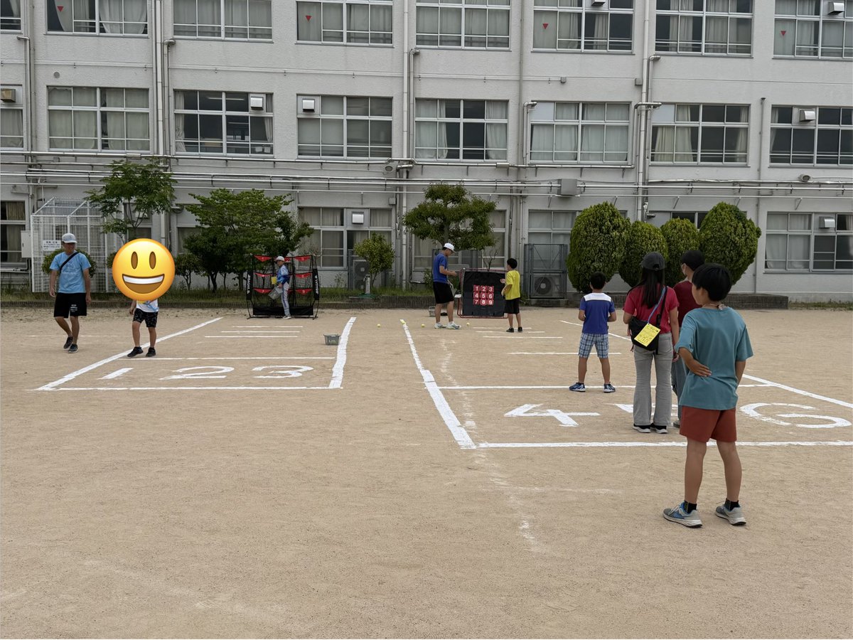 AA_winwin's tweet photo. 学童軟式野球チーム
アスパイア アカデミック

31日、日曜日はいつも練習させていただいています三箇牧小学校で【三箇牧フェスタ】が開催されました😊

アスアカは【ストラックアウト】【りある野球盤】を出店しました👍

今年も大繁盛でした😄 https://t.co/v8dla4BOmy