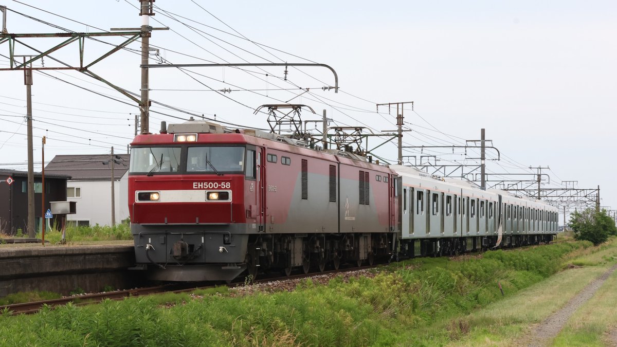 kobayac77m_007's tweet photo. 6月 1日(月)、東急6020系 6161F編成が J-TREC新津を出場、甲種輸送:甲20。新潟貨物ターミナルまで9485ﾚ、DD200-2が牽引。新潟貨物ターミナルから9788ﾚ、EH500-58が牽引。信越本線・帯織 14:37。少しスピード遅い。#東急電鉄 #東急 #6020系 #甲種 #9788ﾚ #EH500 #仙貨 #JTREC #総合車両製作所 https://t.co/775So3DmCN
