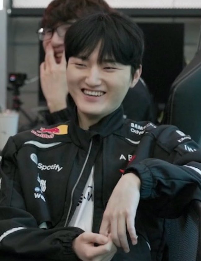 yellowmackarel's tweet photo. Peyz is truly Chovy's baby, isn't he? 🦊🐈

#Peyz #Chovy https://t.co/afkgQDAizT