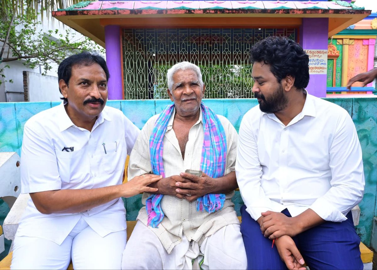 BSatyanandaRao's tweet photo. ఆలమూరు మండలం గుమ్మిలేరులో అమలాపురం ఎంపీ శ్రీ హరీష్ మాధుర్ గారితో కలిసి ఈరోజు వృద్ధులకు, దివ్యాంగులకు 'ఎన్టీఆర్ భరోసా' పింఛన్లను ఇంటి వద్దకే వెళ్లి స్వయంగా అందజేయడం ఎంతో సంతోషాన్నిచ్చింది. మన కొత్తపేట నియోజకవర్గం వ్యాప్తంగా ఈ నెల 41,656 మంది లబ్ధిదారులకు రూ.18.30 కోట్ల ఆర్థిక భరోసాను కల్పిస్తున్నాం. సంక్షేమం, అభివృద్ధి సమపాళ్లలో అందించడమే లక్ష్యంగా పనిచేస్తున్న మన కూటమి ప్రభుత్వానికి... ఈ ఆసరా అందుకుంటున్నప్పుడు ప్రజల ముఖాల్లో కనిపించే ఆ చిరునవ్వే నిజమైన సంతృప్తి.

#NTRBharosa
#Pensioners
#HarishBalayogi
#KothapetaConstituency
#BandaruSatyanandharao
#BandaruSanjeev