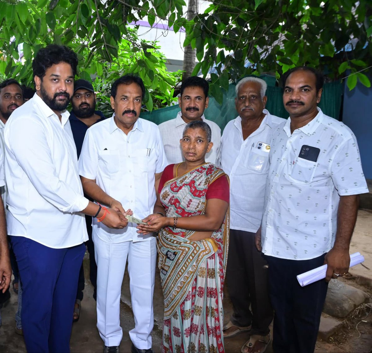 BSatyanandaRao's tweet photo. ఆలమూరు మండలం గుమ్మిలేరులో అమలాపురం ఎంపీ శ్రీ హరీష్ మాధుర్ గారితో కలిసి ఈరోజు వృద్ధులకు, దివ్యాంగులకు 'ఎన్టీఆర్ భరోసా' పింఛన్లను ఇంటి వద్దకే వెళ్లి స్వయంగా అందజేయడం ఎంతో సంతోషాన్నిచ్చింది. మన కొత్తపేట నియోజకవర్గం వ్యాప్తంగా ఈ నెల 41,656 మంది లబ్ధిదారులకు రూ.18.30 కోట్ల ఆర్థిక భరోసాను కల్పిస్తున్నాం. సంక్షేమం, అభివృద్ధి సమపాళ్లలో అందించడమే లక్ష్యంగా పనిచేస్తున్న మన కూటమి ప్రభుత్వానికి... ఈ ఆసరా అందుకుంటున్నప్పుడు ప్రజల ముఖాల్లో కనిపించే ఆ చిరునవ్వే నిజమైన సంతృప్తి.

#NTRBharosa
#Pensioners
#HarishBalayogi
#KothapetaConstituency
#BandaruSatyanandharao
#BandaruSanjeev