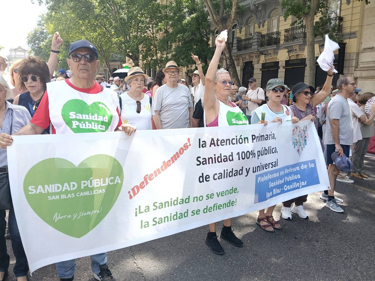 PVSanBlas's tweet photo. Ayer desde #SanBlas salimos a las calles a defender la #SanidadPública junto a la Plataforma en Defensa de la Sanidad Pública San Blas Canillejas.
¡LA SANIDAD NO SE VENDE, SE DEFIENDE!
#PrimaveraCaliente #DefendamosLoPúblico 💚 https://t.co/BkaBvOlWnk