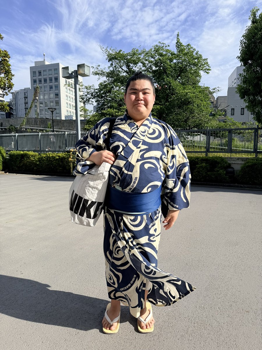 sumooooopy's tweet photo. お疲れ様です！気持ちいい挨拶の玉鷲関と玉の寅さん

 #宝富士断髪式 https://t.co/F74X2YGJLG