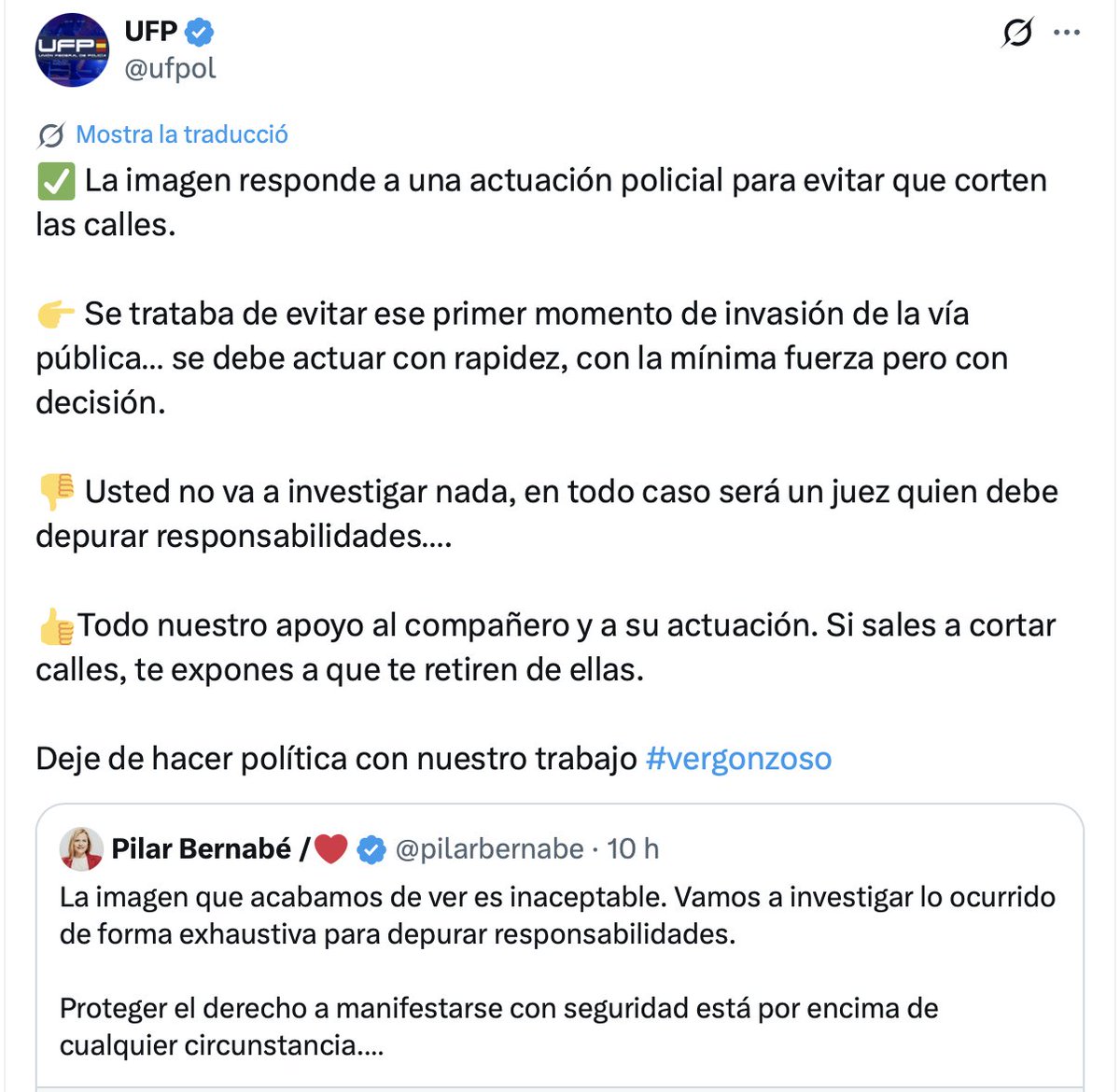 MiquelReal's tweet photo. Hola @cep_cepolicia i @ufpol.
No vos vaig vore tan contundents quan un conductor amenaçà i intentà agredir un profe.
No el vau identificar ni vau decomisar l'arma.
I és estrany, perquè estàveu en la vorera d'enfront espentant mestres que volien passar per un pas de zebra. https://t.co/9OeFT68xni