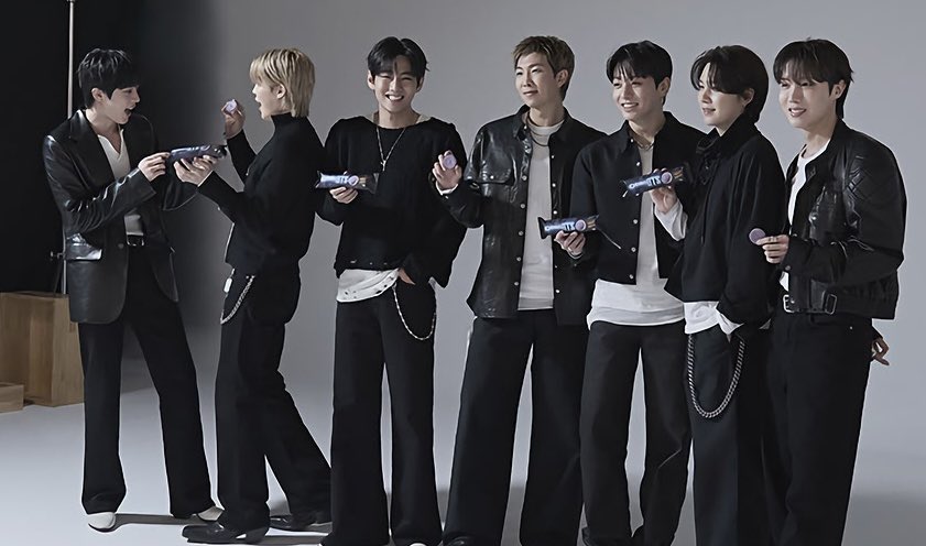 toloseyourpath's tweet photo. if everyone already saw this and I’m late to the party, oh well lol but just got an ad for Oreo on insta and look at this pic look at jinmin being cuties 🥹 https://t.co/NPeCeMs9Yz