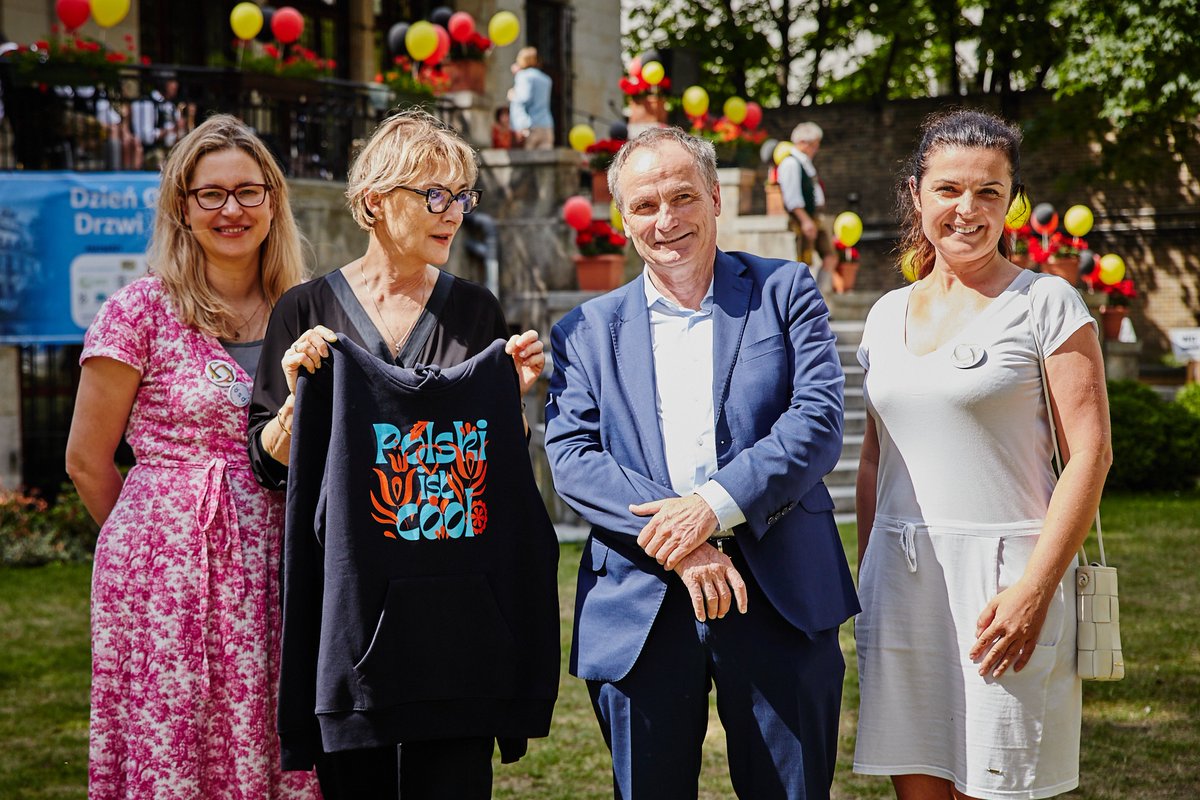 Kons_Niem_Wro's tweet photo. Serdecznie dziękuję wszystkim, którzy w sobotę odwiedzili Konsulat Generalny Niemiec we Wrocławiu podczas naszego Dnia Otwartych Drzwi 🇵🇱🇩🇪

Ogromnie cieszy mnie tak duże zainteresowanie wydarzeniem oraz możliwość spotkania z Państwem. Dzień Otwartych Drzwi to dla nas szczególna okazja, by pokazać naszą pracę, ale przede wszystkim by prowadzić bezpośredni dialog z mieszkańcami Wrocławia i regionu.

Dziękuję wszystkim gościom za obecność, rozmowy, ciekawość i życzliwość. Wyrazy wdzięczności kieruję również do naszych partnerów, współorganizatorów, artystów, wolontariuszy oraz pracowników konsulatu, bez których przygotowanie tego wydarzenia nie byłoby możliwe.

Mam nadzieję, że spędzili Państwo z nami inspirujący dzień, pełen ciekawych spotkań, nowych doświadczeń i dobrej zabawy. To właśnie dzięki Państwu konsulat staje się miejscem otwartym, tętniącym życiem i sprzyjającym polsko-niemieckiemu dialogowi.