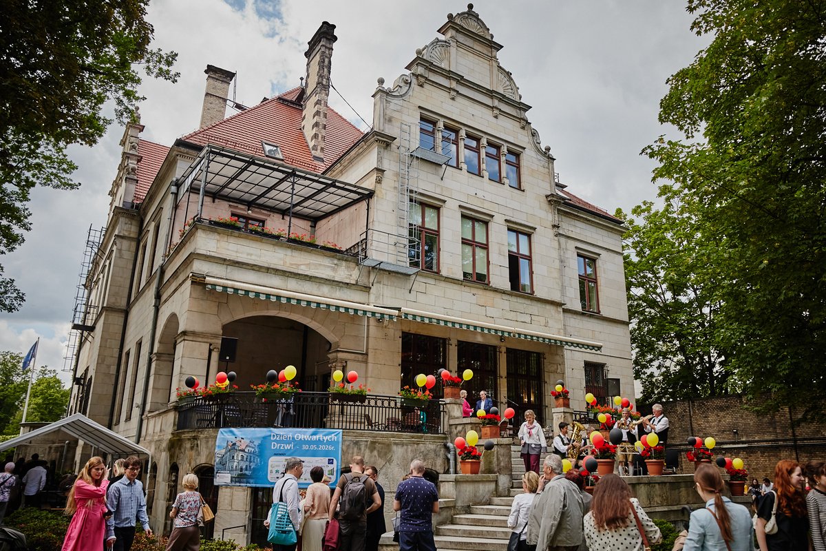 Kons_Niem_Wro's tweet photo. Serdecznie dziękuję wszystkim, którzy w sobotę odwiedzili Konsulat Generalny Niemiec we Wrocławiu podczas naszego Dnia Otwartych Drzwi 🇵🇱🇩🇪

Ogromnie cieszy mnie tak duże zainteresowanie wydarzeniem oraz możliwość spotkania z Państwem. Dzień Otwartych Drzwi to dla nas szczególna okazja, by pokazać naszą pracę, ale przede wszystkim by prowadzić bezpośredni dialog z mieszkańcami Wrocławia i regionu.

Dziękuję wszystkim gościom za obecność, rozmowy, ciekawość i życzliwość. Wyrazy wdzięczności kieruję również do naszych partnerów, współorganizatorów, artystów, wolontariuszy oraz pracowników konsulatu, bez których przygotowanie tego wydarzenia nie byłoby możliwe.

Mam nadzieję, że spędzili Państwo z nami inspirujący dzień, pełen ciekawych spotkań, nowych doświadczeń i dobrej zabawy. To właśnie dzięki Państwu konsulat staje się miejscem otwartym, tętniącym życiem i sprzyjającym polsko-niemieckiemu dialogowi.