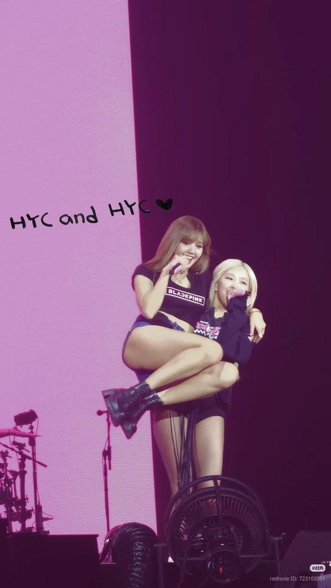ItsMeBhumii's tweet photo. How can she carry Lisa with one hand ?? https://t.co/utBeRNlUur