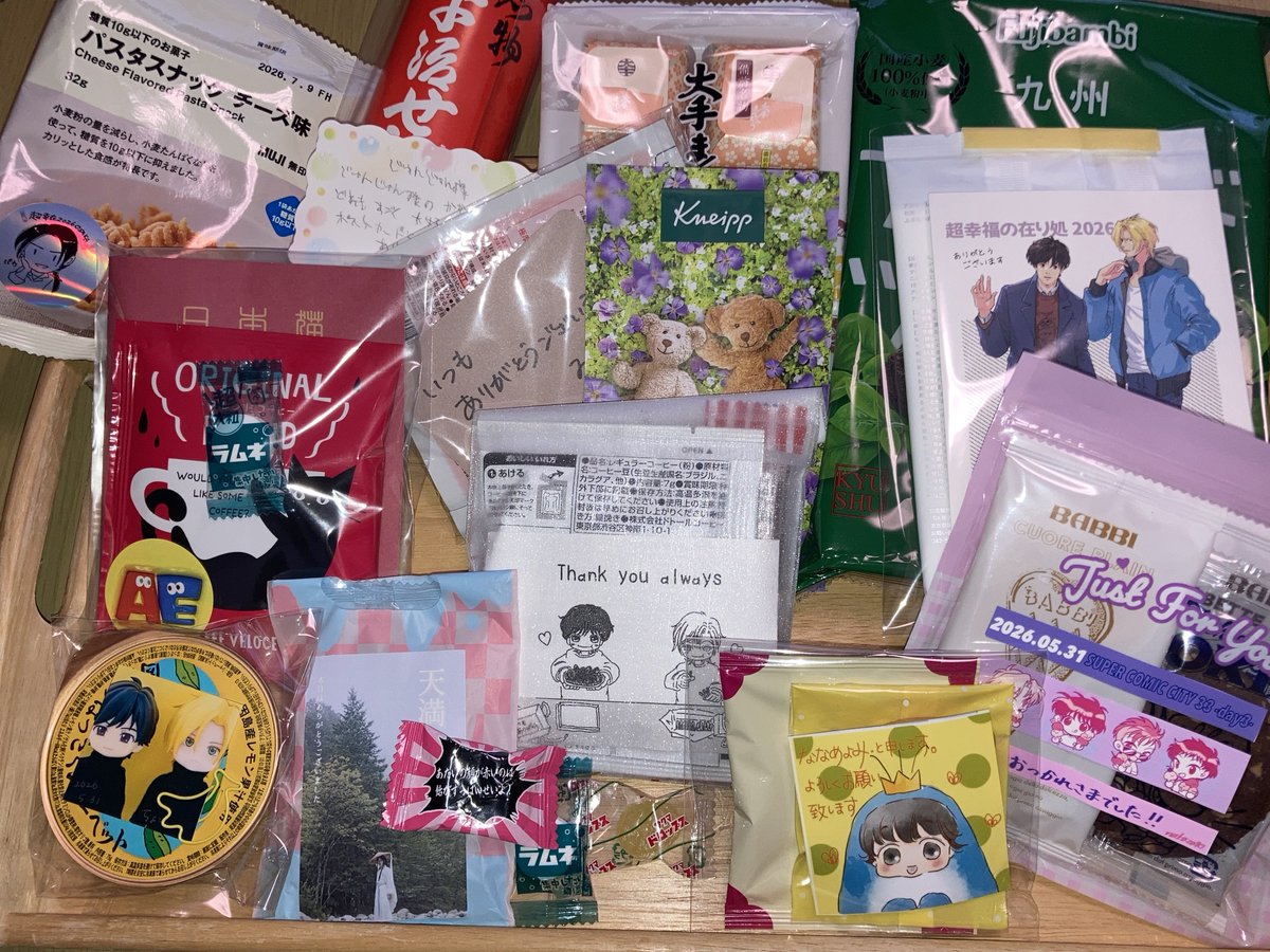 jun_junLV's tweet photo. 昨日のイベントではお手伝いの私にもお返しや差し入れをいただきありがとございました！
メッセージもとても嬉しいです🥰

やっぱりイベントの空気いいな〜って思いました！
今度は新刊かかえて参加したい✨ https://t.co/QYOoSnMDpO