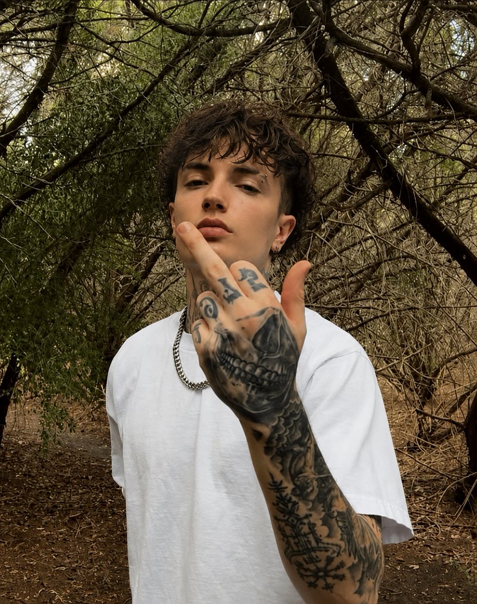 DrumIssuesLRSN's tweet photo. Llegando oficialmente a este turbio lugar que no tiene las restricciones que si existen en IG
#WelcometoDLA
#dlaphoto https://t.co/YnXrvkiKdq
