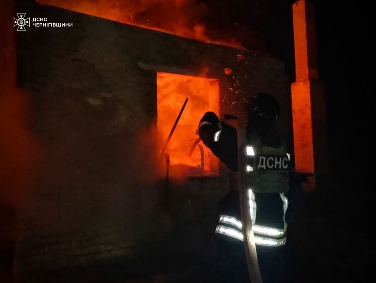 breakingUAnews's tweet photo. 😢 Вісім людей, включаючи трьох дітей, постраждали внаслідок атаки безпілотників у Чернігівській області — ДСНС 

Серед іншого, пошкоджені об'єкти інфраструктури, будинок культури. https://t.co/mHpyhgibtA