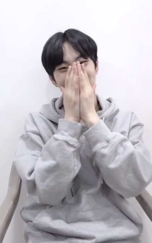 babypiewon's tweet photo. 엔하이픈 팬싸 해본 적 없을 때 영통 팬싸 시뮬레이션 돌리는 영상이 있는 거 아시는 분..
https://t.co/Qbl2ZVZNoI https://t.co/rHSwyliEmW