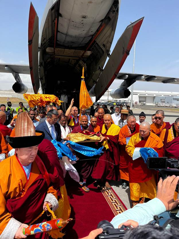 PIBCulture's tweet photo. ✨The holy relics of Arhat Sariputra &amp; Arhat Mahamoggallana - chief disciples of Lord Buddha - were enshrined at Gandantegchenling Monastery, Mongolia. 

Brought from India (31 May - 10 Jun), they were received with deep reverence by thousands of devotees! 🙏

#CultureUnitesAll https://t.co/6dNEcFXIPn