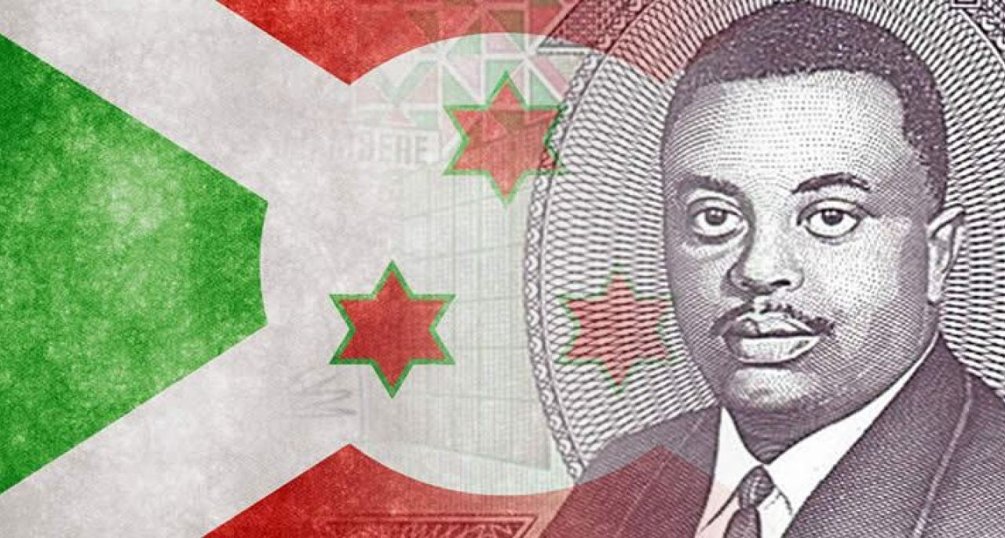 AndreNikwigize1's tweet photo. #BURUNDI. LOUIS RWAGASORE, SACRIFIÉ A L’AUTEL DU NATIONALISME

Ce jeune Prince, fils du Roi Mwambutsa IV, Louis RWAGASORE fut assassiné, le 13 octobre 1961, pour avoir voulu impulser une Vision nationaliste et un développement endogène pour son pays. 

Figure emblématique de la lutte anticolonialiste au #Burundi, Louis RWAGASORE demeure, au grand tableau des héros des indépendances africaines, l’un des plus illustres inconnus.  Sa ligne idéologique et sociétale reste ignorée ou inconnue, aussi bien par les dirigeants, que par le peuple burundais, en général.

Voici quelques-uns des piliers majeurs qui ont caractérisé l’idéologie politique et économique de RWAGASORE, et qui ont constitué le centre de son combat :

1. Bâtir le #Burundi autour de « l’Identité Murundi »

Au moment où la Tutelle Belge s’activait à diviser les Burundais en ethnies Hutu et Tutsi, RWAGASORE n’arrêtait pas de plaider pour « l’identité Murundi », invitant tous les Burundais à se sentir, d’abord, Burundais, avant d’être Hutu, Tutsi, Twa ou Ganwa. 

Il chercha, d’abord, à rassembler toutes les couches de la population, tant les chrétiens que les musulmans - autour de l’identité Murundi. Les Swahilis, souvent considérés comme des étrangers au #Burundi, ont joué un rôle crucial dans cette histoire du mouvement indépendantiste, en lui donnant une dimension transnationale déterminante. RWAGASORE parcourut tout le pays, discutant avec les populations, le petit peuple, sur leurs besoins, il eut de longues discussions avec les responsables de l’Eglise catholique.

À 24 ans, il réclama auprès de la Tutelle Belge une « Constitution Murundi », une autonomie et une indépendance pour le #Burundi. La tutelle l'interpréta comme la première manifestation de nationalisme au #Burundi, et le projet fut immédiatement dénigré et rejeté par la Tutelle. 

Par la suite, avec son parti UPRONA, il demanda à la population de ne plus payer de taxes, de boycotter les magasins tenus par des expatriés, bref, une campagne de désobéissance civile. 

Dans ce bras de fer avec le colonisateur, RWAGASORE acquit une grande popularité et put élargir son audience à des segments divers de la population. Il rassemblait ainsi des composantes de la société, que la colonisation avait divisées, sur des critères religieux, ethniques, éducatifs ou économiques. Surtout, il emprunta une conduite « démotique » de la politique dont peu d’autres leaders firent l’expérience à l’époque.

2. Des coopératives indigènes, facteurs de cohésion sociale et d’indépendance économique

Mais c’est surtout à partir de 1957 que ses initiatives l’ont placé en position d’adversaire politique déclaré de l’administration coloniale, au moment où il a lancé deux coopératives de commerce et de consommation au profit des producteurs et commerçants « indigènes ». Considérées par les autorités belges comme des « machines de guerre » anticolonialistes et combattues à ce titre, ces coopératives ont fédéré différentes composantes de la société burundaise jusque-là peu coordonnées, et ont été à l’origine de la cohésion sociale autour de « l’identité Murundi ».

Ces coopératives avaient pour objectif d’affranchir le commerce burundais d’intermédiaires omniprésents (Grecs et Asiatiques, pour l’essentiel), et connurent un vif succès dès leurs débuts, notamment auprès des commerçants swahilis que le pouvoir colonial appréhendait comme un groupe subversif. 

Par le développement de ces coopératives, RWAGASORE gagna, en moins d’une année, une stature nationale, et, dans le même temps, il prit la première place parmi les adversaires de l’administration de la Tutelle. 

RWAGASORE notait que le commerce au Burundi représentait une activité insuffisamment appréciée, alors qu’il constituait la richesse du pays. 

La Tutelle mit tout en œuvre pour torpiller ces entreprises et y parvint à la fin de l’année 1958, malgré les efforts consentis pour les maintenir hors du contrôle colonial.

3. Une agriculture intensive pour assurer l’autosuffisance alimentaire et favoriser l’industrialisation

Dans son combat pour un développement endogène du #Burundi, RWAGASORE notait ceci: 

« Pour l'un des pays les plus denses d'Afrique, dont il faut nourrir la population, malgré la terre étroite, il faut instaurer une bonne politique foncière, notamment celle de la propriété privée… Il faut que cette terre étroite soit exploitée rationnellement et d'une manière intensive ». 

Il faut signaler qu’en 1960, la densité de la population burundaise était de 99 habitants par kilomètre carré, et qu’en 2025, cette population s’est accrue considérablement, pour atteindre une densité démographique de 574 habitants par kilomètre carré. 

Il fallait, par conséquent, une exploitation intensive de la terre, que chaque are cultivé puisse produire plus, ce qui impliquerait l’utilisation de nouvelles techniques culturales (par exemple, cultures en terrasses, exploitation des marais), des engrais et des semences sélectionnées.

La production vivrière ne devait pas seulement assurer l’autosuffisance alimentaire de la population, mais dégager des excédents de la production, afin de soutenir les agro-industries susceptibles de couvrir le pays en besoins essentiels, tels que les huiles végétales, le savon, les habits, les produits alimentaires, et autres.

4. Développer les cultures industrielles d’exportation

Il souhaitait également une voie d’evacuation des marchandises à l’exportation et en importation via le port de Dar-es-Salaam en ces termes : « Nous devons nous assurer d'une voie de sortie sûre et rentable, c'est-à-dire faire des accords économiques avec le Tanganyika (Tanzanie actuelle), pays politiquement stable, et en créant une ligne de chemin de fer direct Usumbura-Rumonge-Kigoma-Dar-es-Salaam ».

Il réitérait son souhait en disant : « Il faut que cette terre étroite ne produise pas uniquement pour nourrir ses habitants, il faudrait la spécialiser dans l'agriculture industrielle et trouver d'autres produits d'exportation pour seconder la monoculture du café ».

Le café a été introduit par la colonisation en 1920. Sa production a évolué au cours des années, et en 1959, on comptait 38 millions de caféiers, produisant 27.000 tonnes. En 1992, la production de café atteignait 51.000 tonnes.  En 2025, la production de café a baissé jusqu’à 9.000 tonnes. Cette baisse résulte du manque de soutien du Gouvernement aux caféiculteurs, surtout, depuis les crises des années 90.

Le souhait de RWAGASORE de diversifier les produits d’exportation, pour compléter le café, n’a jamais été réalisé à ce jour. Pire encore, même la culture de café est en voie de disparition, vue l'evolution de sa production au cours des dernières années. 

5. Promouvoir la spécialisation régionale

RWAGASORE était convaincu qu’une spécialisation régionale favoriserait l’augmentation de la production: 

« Il faudrait pousser à ce qu'une partie de la population ou une telle contrée naturelle se spécialise dans telle culture ou tel produit ». 

En effet, il est difficile que chaque région du pays, dans le souci d’être auto-suffisante, produise tout, sur de petites surfaces de terres cultivables. La spécialisation régionale favoriserait une grande production et des échanges régionaux. 

Ce facteur du développement a été ignoré par les pouvoirs publics. Il fut un temps une étude des potentialités régionales avait été effectuée, mais aucune suite ne lui a été réservée.

6. Favoriser l’émergence d’une classe moyenne ouvrière

RWAGASORE était convaincu de la nécessité de promouvoir une classe moyenne ouvrière, en dégageant une partie de la population qui se consacrerait aux activités secondaires, constituant ainsi ce qu’il appelait « le prolétariat ». 

« Ce prolétariat ne se conçoit qu'en multipliant des entreprises industrielles et autres qui occuperaient cette abondante main-d'œuvre. C'est pourquoi des garanties réelles devront être données aux investissements des capitaux étrangers ». 

Cette approche de « prolétariat ouvrier » évoluerait, par la suite, vers l’émergence d’une classe moyenne commerçante et artisanale, et, plus tard, vers la création d’une classe industrielle pouvant prendre la relève des industries appartenant aux investisseurs étrangers. Il fallait, par conséquent, commencer par l’éducation et la formation en entreprenariat des affaires.

7. Construire les infrastructures de transport pour la facilitation des échanges

RWAGASORE insistait sur la nécessité de disposer d’infrastructures de transport adéquates et de facilitation du commerce, à l’intérieur du pays, mais aussi avec la région et le reste du monde. Il souhaitait, par exemple, que l’aéroport de Bujumbura devienne international, ce qu’il n’était pas encore à l’époque. 

Il souhaitait également une voie d’evacuation des marchandises, à l’exportation, comme à l'importation, via le port de Dar-es-Salaam en ces termes : 

« Nous devons nous assurer d'une voie de sortie sûre et rentable, c'est-à-dire faire des accords économiques avec le Tanganyika (Tanzanie actuelle), pays politiquement stable, et en créant une ligne de chemin de fer direct Usumbura-Rumonge-Kigoma-Dar-es-Salaam ».

RWAGASORE a réitéré son idéologie politique et économique par cette phrase que chaque burundais devrait retenir :

« L’avenir de ce pays nous incombe à nous tous. Ce pays sera ce que nous aurons voulu qu'il soit. A nous de prendre la résolution de changer, de construire ensemble, avec des critères réalistes que nous avons, le bonheur du peuple Murundi ».

La question est: Qu'avons-nous fait du #Burundi depuis 65 ans ?

Avec la mort de RWAGASORE, c`est le rêve d’un #Burundi libre, uni et démocratique qui était ainsi brisé. Depuis, le #Burundi est entré dans un cycle de divisions et de conflits à caractère ethnique. Son idéologie politique et sociétale, pourtant très bien articulée, est restée dans les tiroirs de l’histoire.

L’IDENTITÉ MURUNDI ET L’INDÉPENDANCE ECONOMIQUE RESTENT ENCORE UN RÊVE.

A LA JEUNESSE BURUNDAISE, REPRENEZ LE FLAMBEAU LĀ OÙ RWAGASORE L’A LAISSÉ.