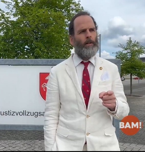 FreeFuellmich's tweet photo. Der US Gesandte #LelandLehrman 🇺🇲☝
"#ReinerFuellmich ist ein politischer Gefangener, vom Staat verfolgt. Er verdient politisches Asyl!
Sein Fall ist von #Verfassungsschutz und Staatsanwaltschaft konstruiert; Reiner stand durch seine Aufklärung gegen Covid-Propaganda im Visier." https://t.co/gtqiwMRuMV