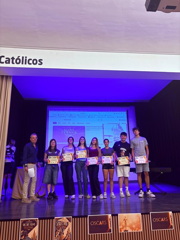iesrrcc's tweet photo. El pasado 28 de mayo se celebró la III Gala de Cortometrajes del IES Reyes Católicos. Los ganadores de las cinco categorías tendrán la oportunidad de representarnos en el I Festival Intercentros de Cortometrajes, organizado con el IES Salvador Rueda y que será el 22 de junio. https://t.co/pXEoeAEaM5