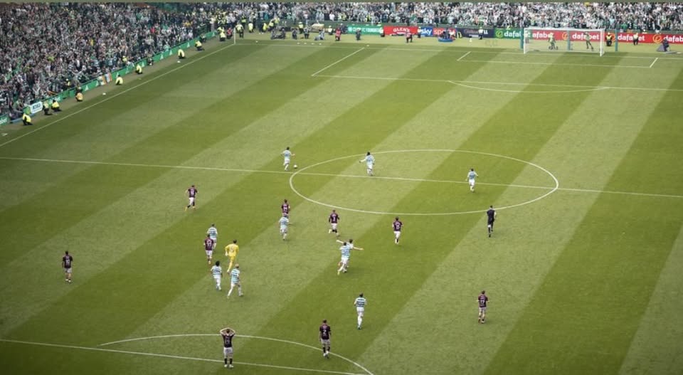 tirnaog_09's tweet photo. The moment Hearts' dream of glory died. Top of the league for most of the season, Celtic caught them at the finishing post just as Kilmarnock had in 1965. https://t.co/KrC19UoUJp