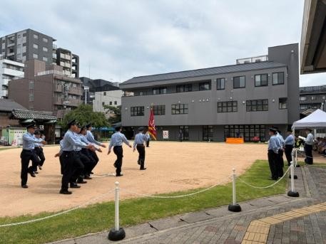 shimogyo40's tweet photo. ５月２４日（日）、令和８年度下京消防団総合査閲が開催されました！
日頃の訓練成果を発揮され、迫力のある素晴らしい訓練でした。
未来の消防団員、ジュニア消防団の皆さんも点検訓練を披露されました。
６月７日（日）の京都市消防団総合査閲には、下京代表として開智分団の皆さんが出場されます！ https://t.co/CnW42wdPfi