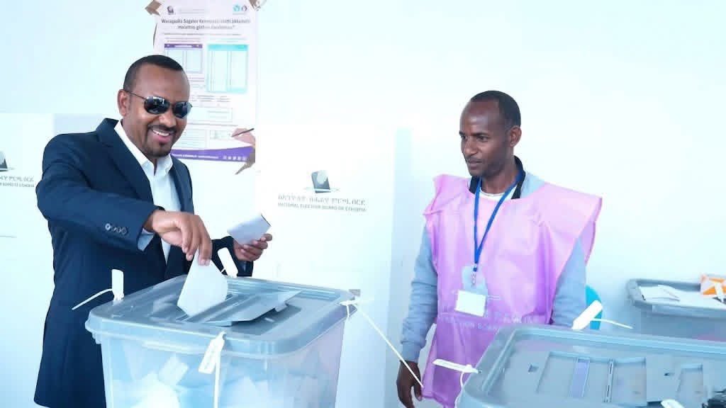 ETEmbassyJIB's tweet photo. #HistoryInTheMaking🇪🇹
Ethiopia’s 7th General Election is officially underway, with millions of voters heading to the polls across the country. AU &amp; IGAD observers, together with election officials, are monitoring the process. PM Abiy Ahmed casts his vote in Beshasha, Jimma Zone. https://t.co/tRe0ftKDgb