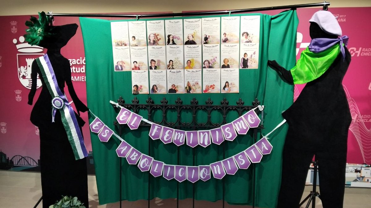 DoFemCo's tweet photo. Hoy las docentes feministas de DoFemCo queremos felicitar a la asociación de mujeres @igualmmente, de Chiclana de la Frontera, por la primera de las tres jornadas que conforman su proyecto "Igualmente ciudadanas. Del voto a la abolición"
Allí Dofemco asistió desde el público, y tomó buena nota del contenido de las ponentes Rosa Cobos Bedia, Kajsa Ekis Ekman, así como de las intervenciones de asociaciones empeñadas en que la #LOASP sea un hecho en España.
Queremos, también, unimos al pesar y el abrazo que desde el salón se dedicó a @coralherreragom, a la que enviamos nuestras condolencias.
Seguimos expectantes a las próximas convocatorias. ¡Gracias, compañeras!