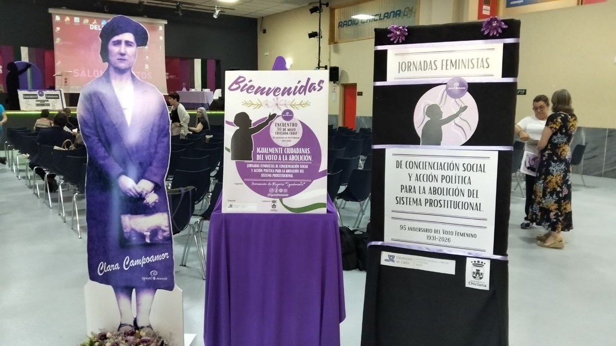 DoFemCo's tweet photo. Hoy las docentes feministas de DoFemCo queremos felicitar a la asociación de mujeres @igualmmente, de Chiclana de la Frontera, por la primera de las tres jornadas que conforman su proyecto "Igualmente ciudadanas. Del voto a la abolición"
Allí Dofemco asistió desde el público, y tomó buena nota del contenido de las ponentes Rosa Cobos Bedia, Kajsa Ekis Ekman, así como de las intervenciones de asociaciones empeñadas en que la #LOASP sea un hecho en España.
Queremos, también, unimos al pesar y el abrazo que desde el salón se dedicó a @coralherreragom, a la que enviamos nuestras condolencias.
Seguimos expectantes a las próximas convocatorias. ¡Gracias, compañeras!