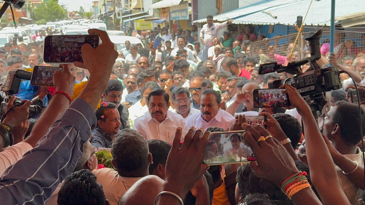 satyenaiadmk's tweet photo. மாண்புமிகு கழகப் பொதுச்செயலாளர் புரட்சித் தமிழர் திரு. @EPSTamilNadu அவர்கள்,  மறைந்த தஞ்சை கிழக்கு மாவட்டக் கழக வர்த்தக அணி இணைச் செயலாளர் திரு. KAS மகேந்திரன் அவர்களின் திருவுடலுக்கு கண்ணீர் அஞ்சலி செலுத்தினார்கள்.

@AIADMKOfficial https://t.co/CKklRjm1il